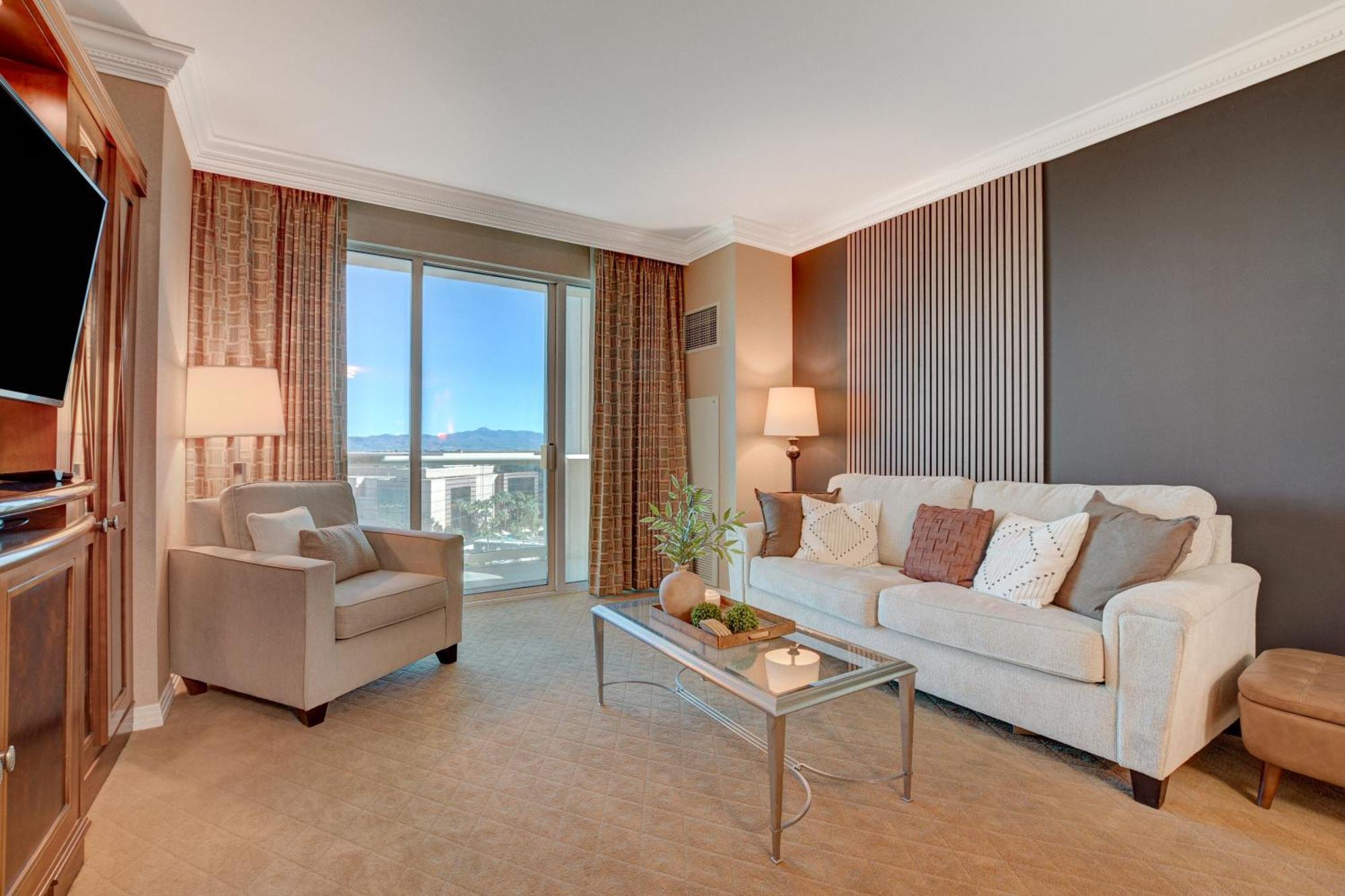 Mgm Finest 1bd 2bth With Balcony Free Access To Lazy River Pool Apartahotel Las Vegas